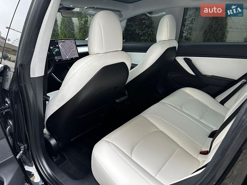 Седан Tesla Model 3 2018 в Львове