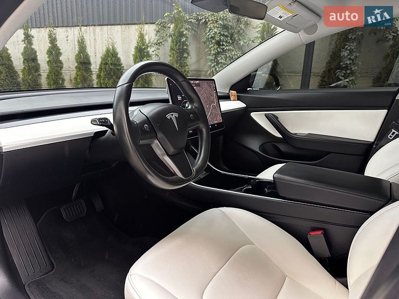 Седан Tesla Model 3 2018 в Львове