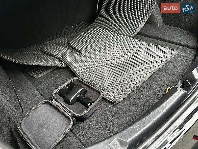 Седан Tesla Model 3 2018 в Львове