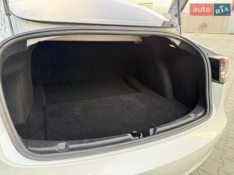Седан Tesla Model 3 2018 в Львові