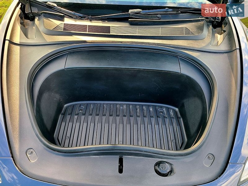 Седан Tesla Model 3 2024 в Києві