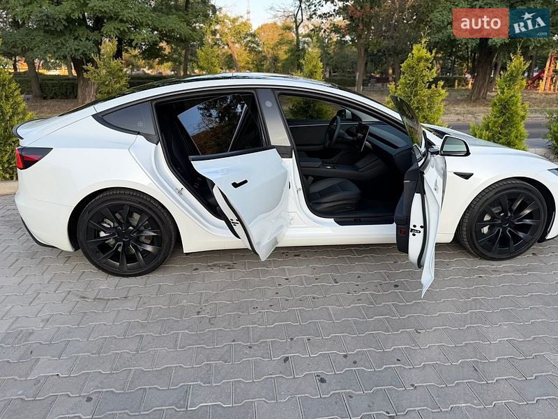 Седан Tesla Model 3 2024 в Миколаєві