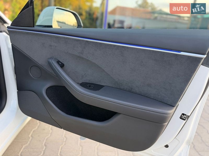Седан Tesla Model 3 2024 в Миколаєві