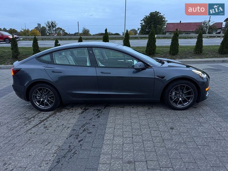 Седан Tesla Model 3 2022 в Львове
