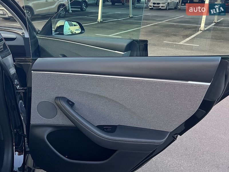 Седан Tesla Model 3 2023 в Києві