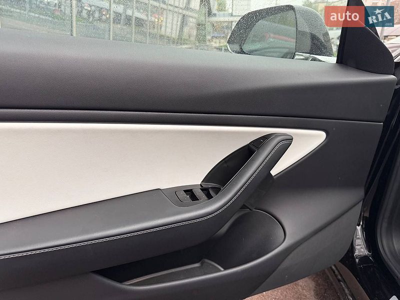 Седан Tesla Model 3 2019 в Киеве