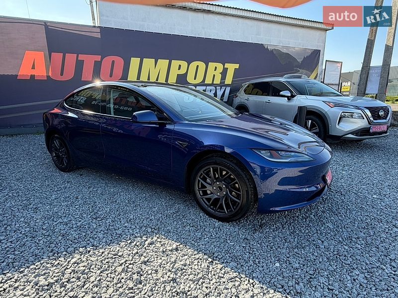 Седан Tesla Model 3 2025 в Стрию