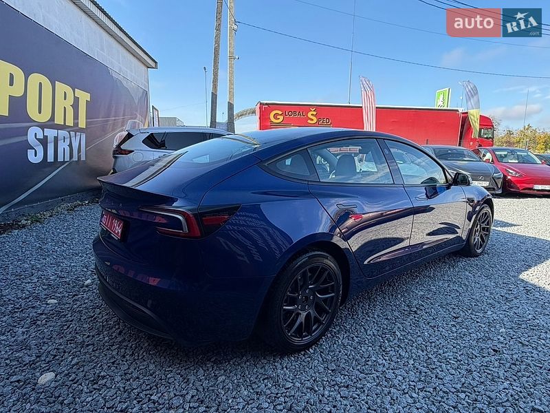Седан Tesla Model 3 2025 в Стрию