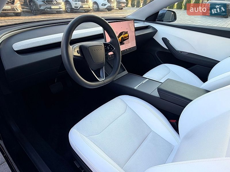 Седан Tesla Model 3 2024 в Дрогобыче
