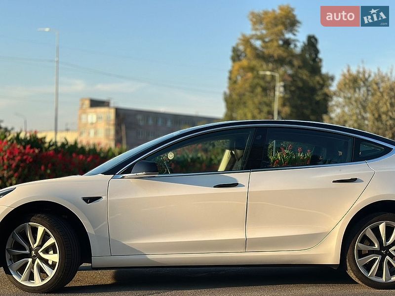 Седан Tesla Model 3 2019 в Киеве