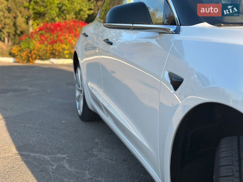 Седан Tesla Model 3 2019 в Киеве