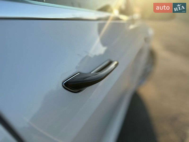 Седан Tesla Model 3 2019 в Киеве