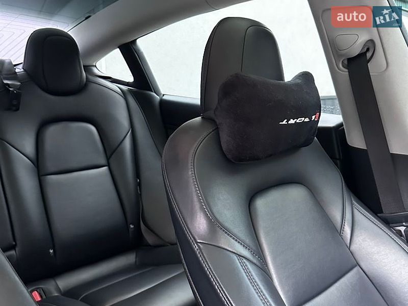 Седан Tesla Model 3 2018 в Рівному