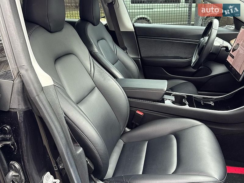 Седан Tesla Model 3 2018 в Львові