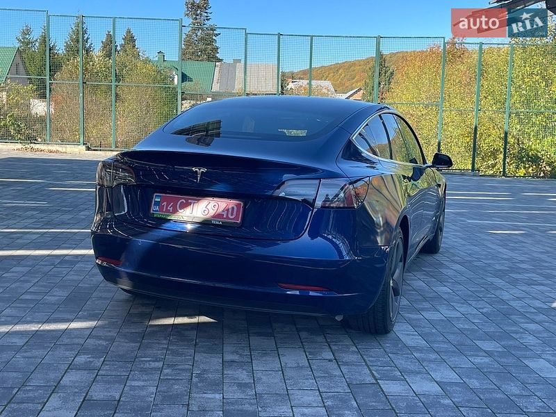 Седан Tesla Model 3 2019 в Львові