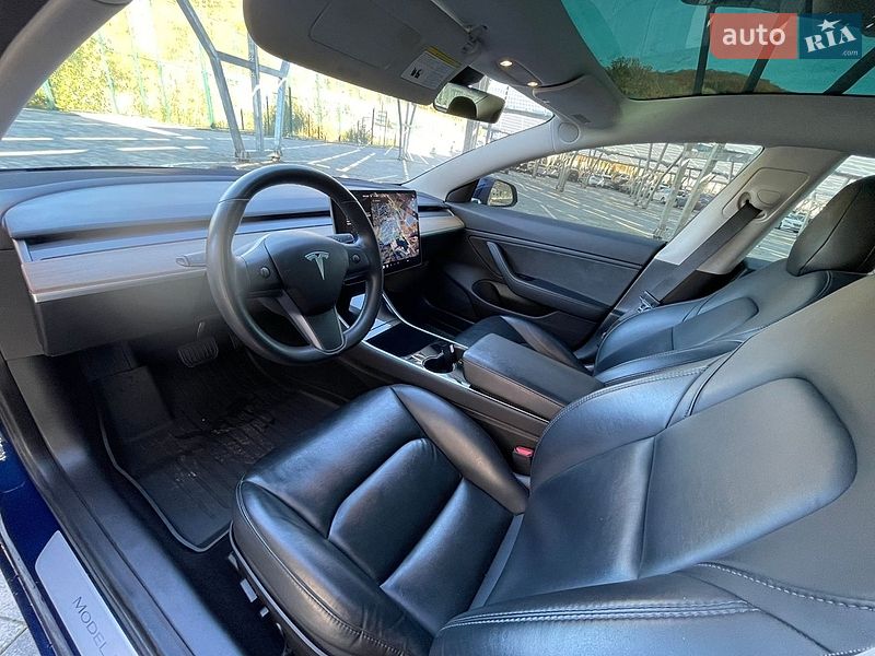 Седан Tesla Model 3 2019 в Львові