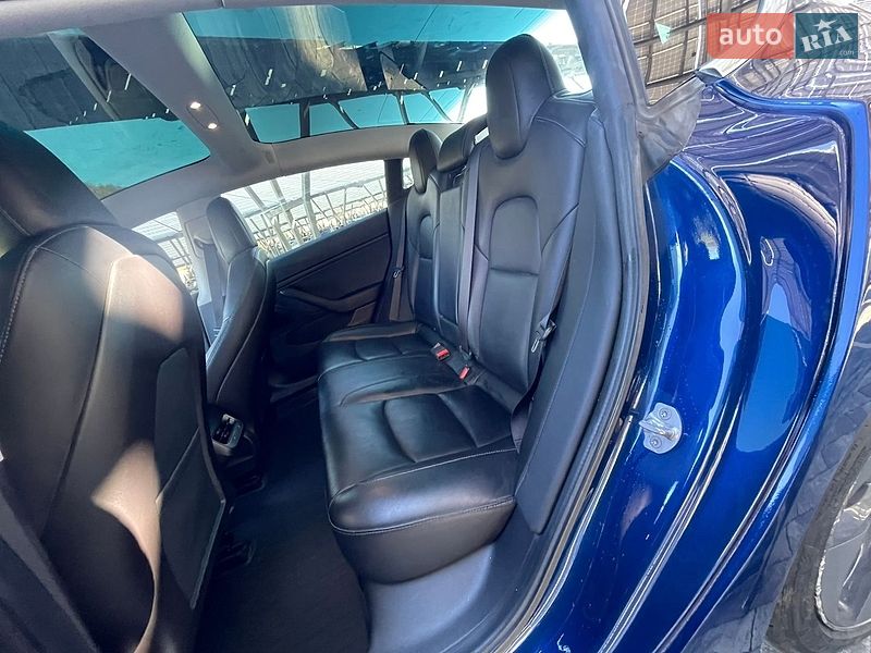Седан Tesla Model 3 2019 в Львові