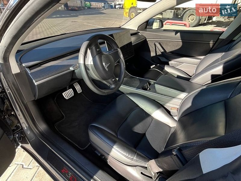 Седан Tesla Model 3 2020 в Львові