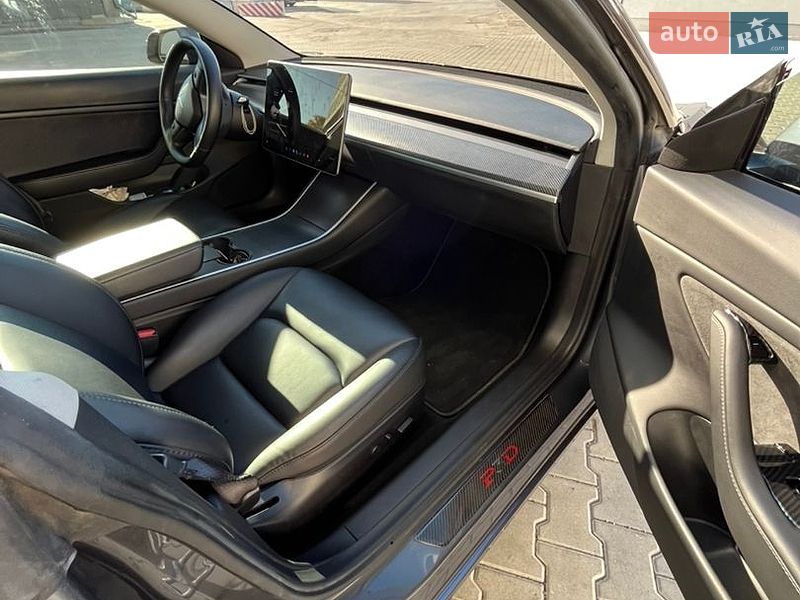 Седан Tesla Model 3 2020 в Львові