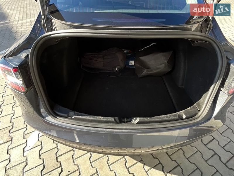 Седан Tesla Model 3 2020 в Львові