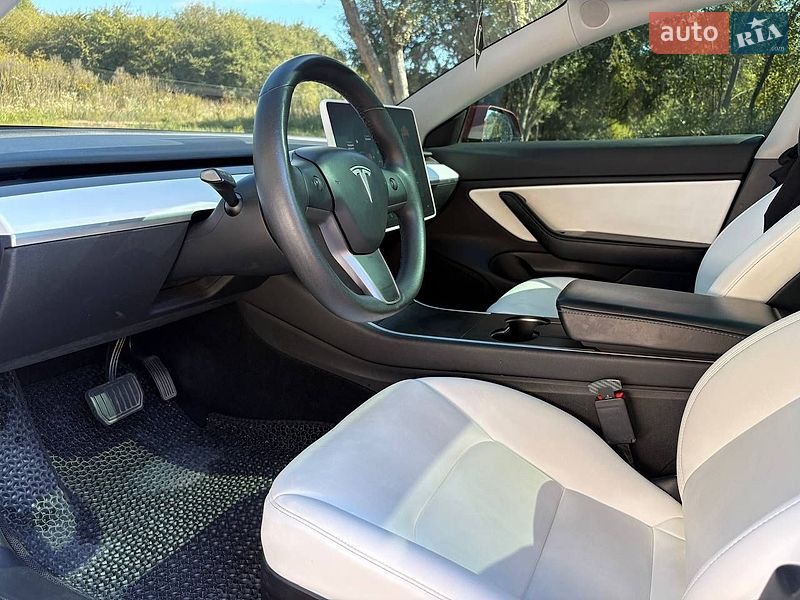 Седан Tesla Model 3 2020 в Львові