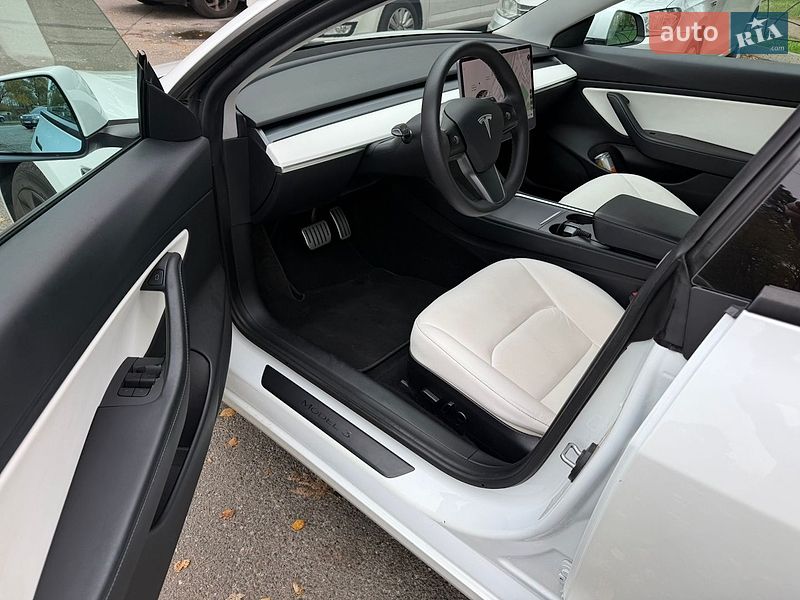 Седан Tesla Model 3 2020 в Києві