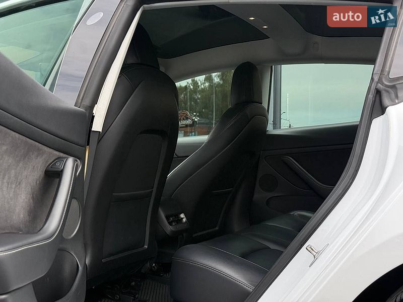 Седан Tesla Model 3 2021 в Рівному