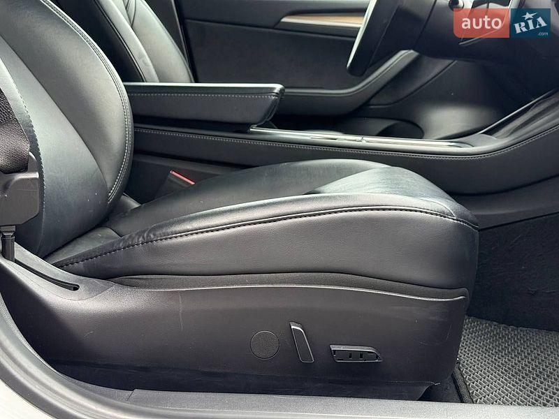 Седан Tesla Model 3 2021 в Рівному
