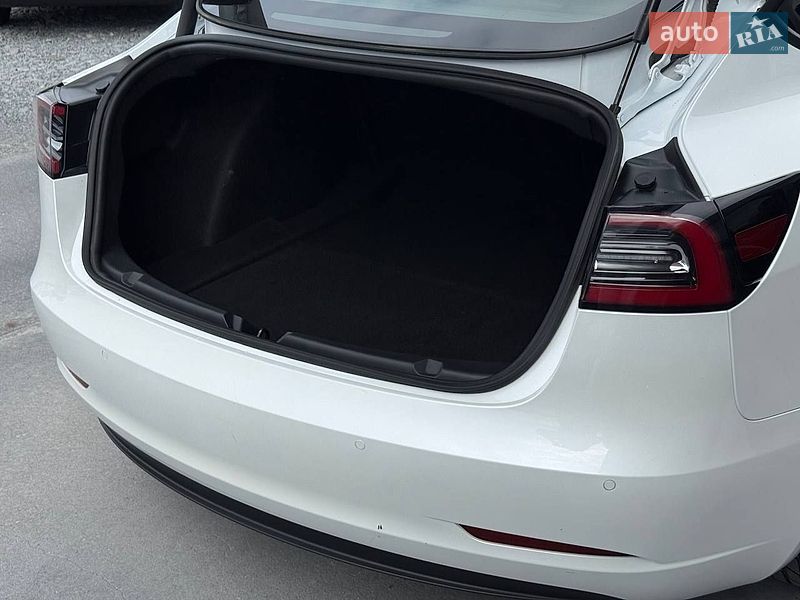 Седан Tesla Model 3 2021 в Рівному