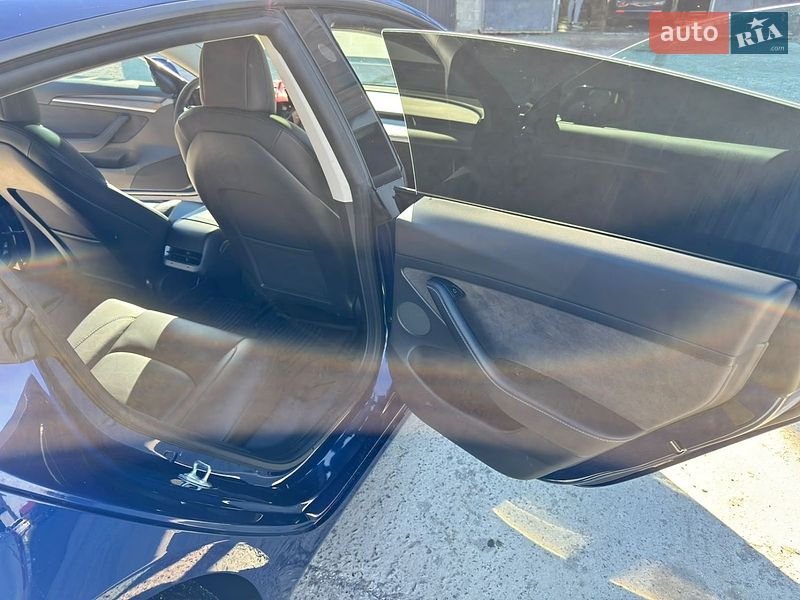 Седан Tesla Model 3 2022 в Львове