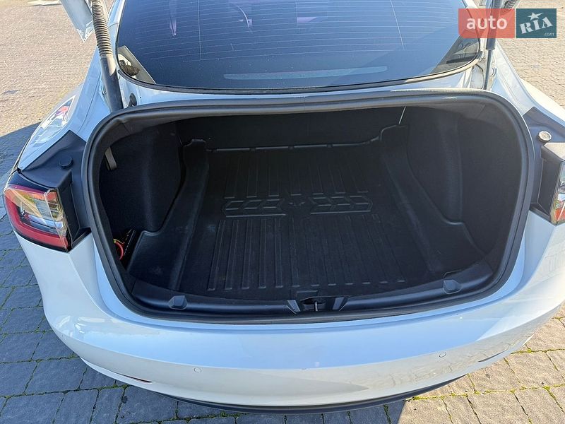 Седан Tesla Model 3 2022 в Львове