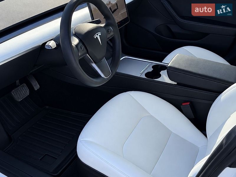 Седан Tesla Model 3 2022 в Львове