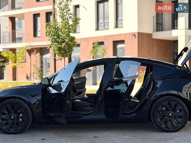 Седан Tesla Model 3 2022 в Івано-Франківську