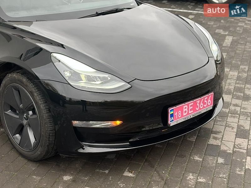 Седан Tesla Model 3 2023 в Дубні
