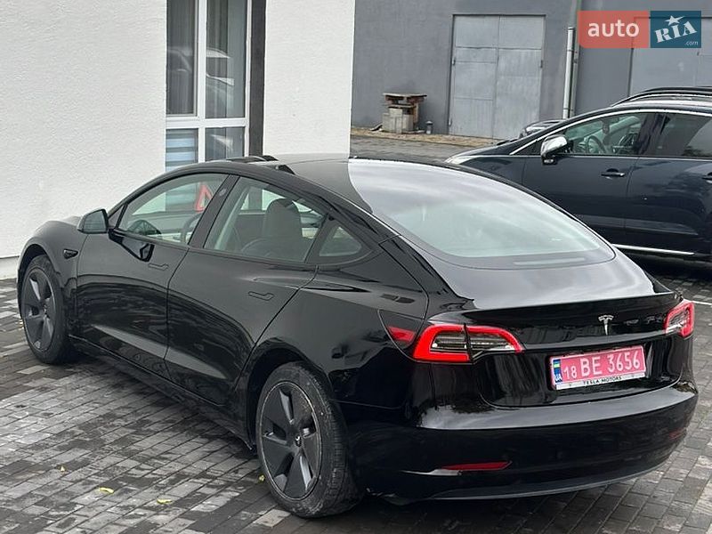 Седан Tesla Model 3 2023 в Дубні