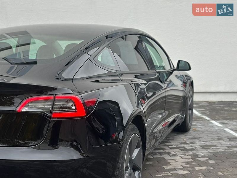 Седан Tesla Model 3 2023 в Дубні