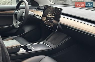 Седан Tesla Model 3 2023 в Дубні