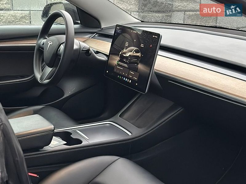 Седан Tesla Model 3 2023 в Дубні