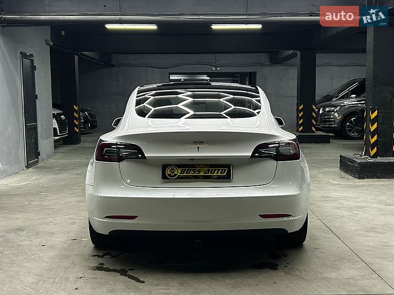 Седан Tesla Model 3 2019 в Черновцах