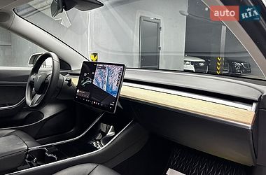 Седан Tesla Model 3 2019 в Черновцах
