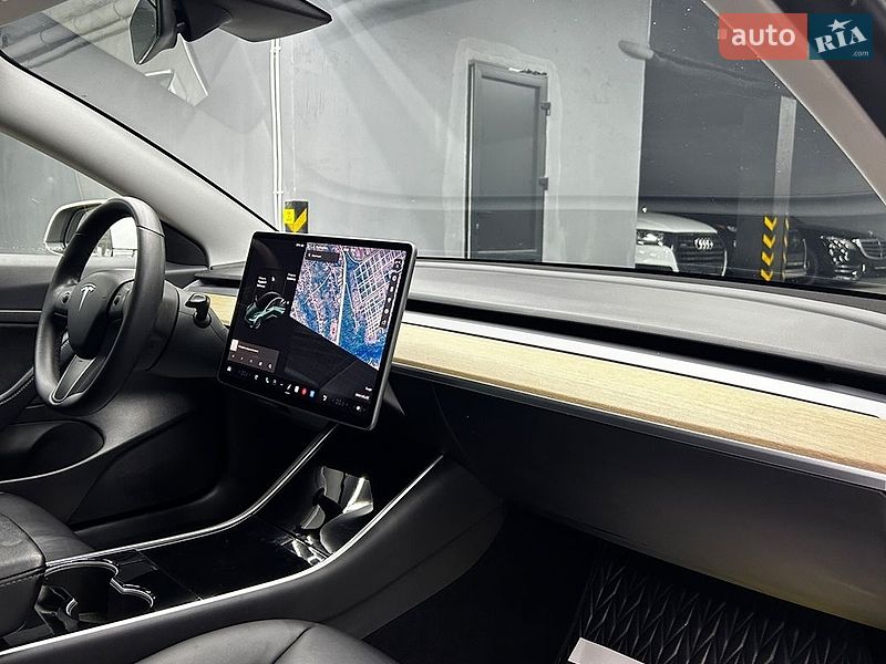 Седан Tesla Model 3 2019 в Черновцах