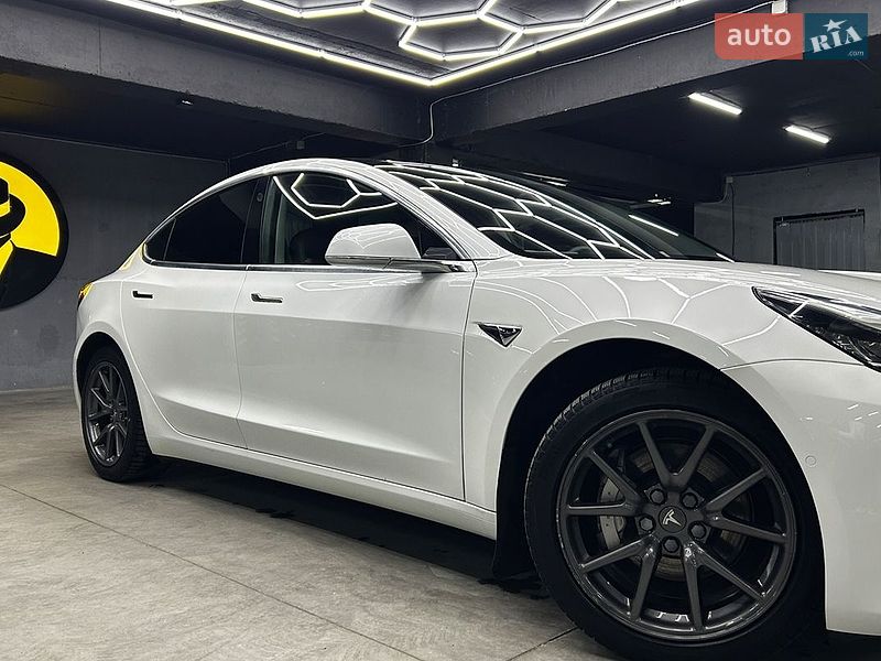 Седан Tesla Model 3 2019 в Черновцах
