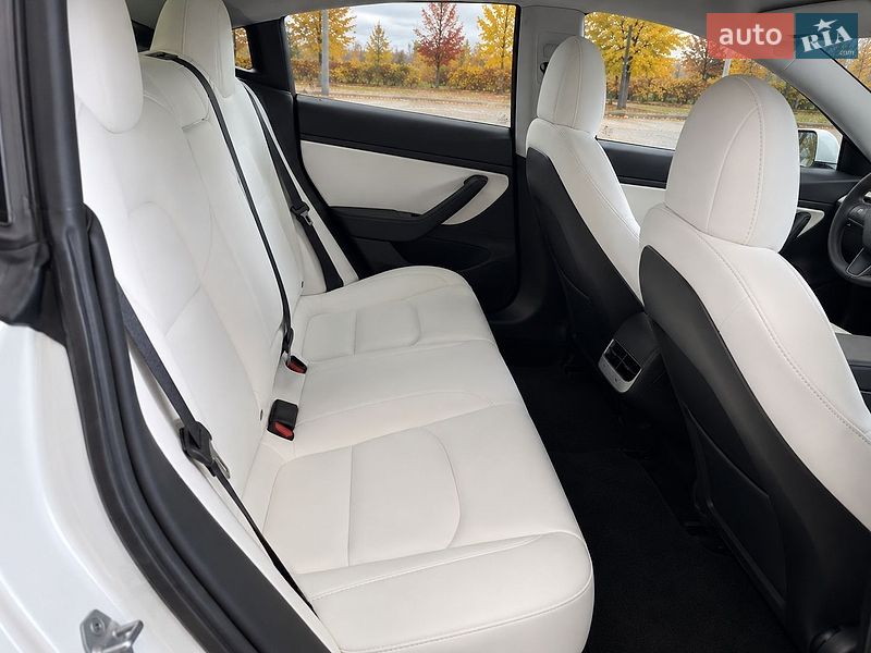Седан Tesla Model 3 2020 в Львові