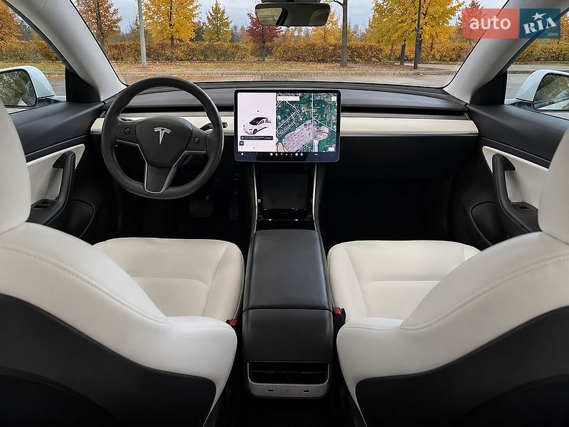 Седан Tesla Model 3 2020 в Львові