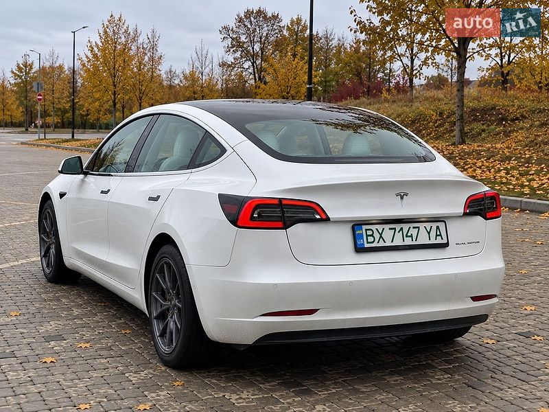 Седан Tesla Model 3 2020 в Львові