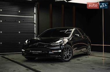 Седан Tesla Model 3 2019 в Чернівцях