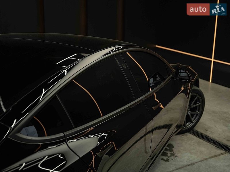 Седан Tesla Model 3 2019 в Черновцах
