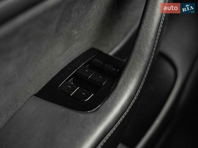 Седан Tesla Model 3 2019 в Черновцах