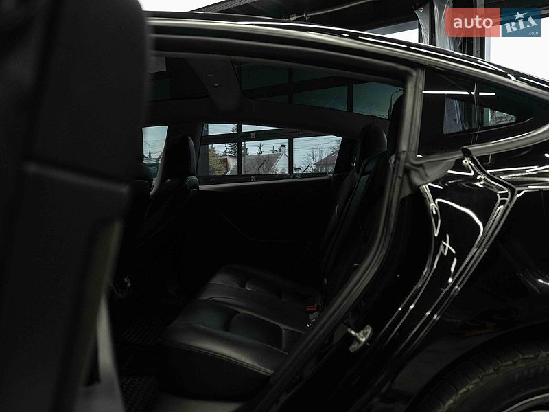 Седан Tesla Model 3 2019 в Черновцах