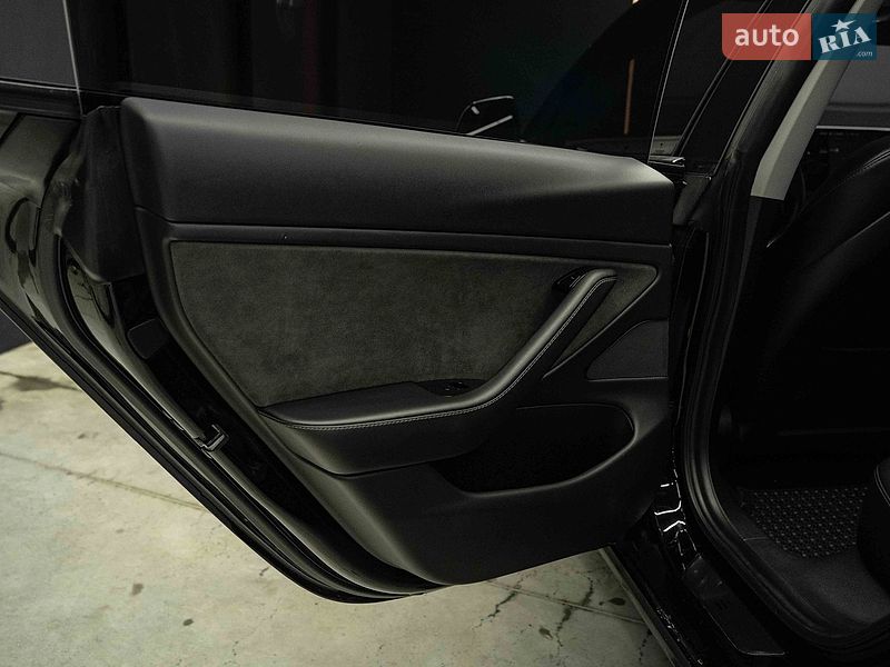 Седан Tesla Model 3 2019 в Черновцах